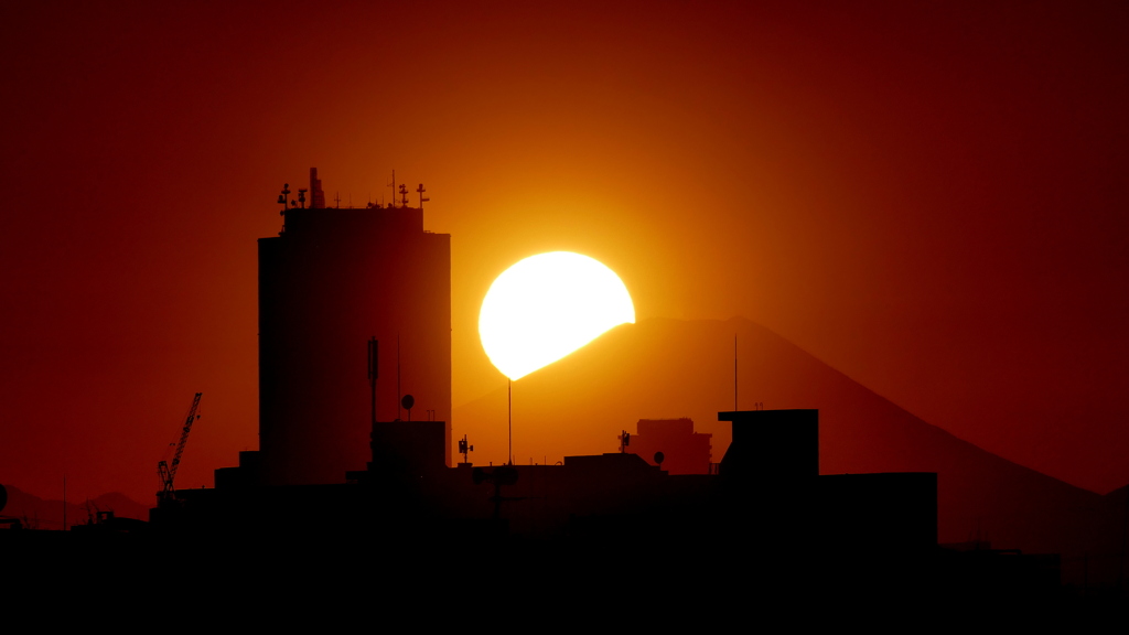 富士裾野から山頂に掛かる夕日