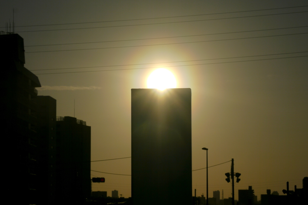 荒川土手の水位計の上の夕日