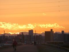 荒川土手から黄金の雲被る三つ峠山~東岳の夕焼け