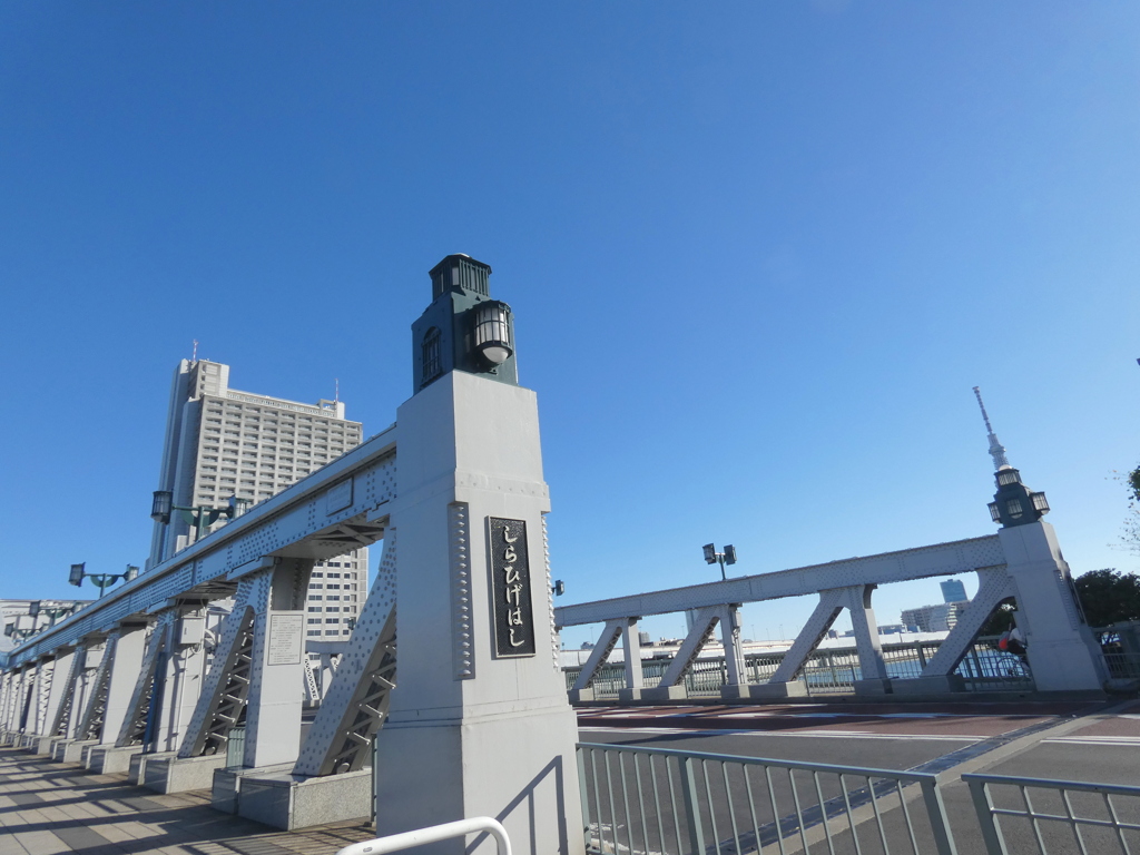 明治通りと白鬚橋渡ると墨田区向島