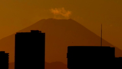 富士山頂の白い夕雲