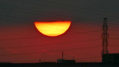 直ぐに雲から赤い太陽