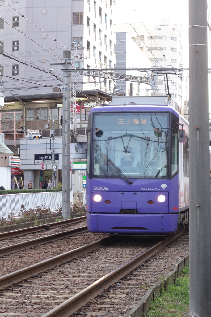 町屋からブルーの都電荒川線荒川七丁目へ