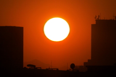 西新井橋から蛭ヶ岳の見えるタワービルの間の夕日