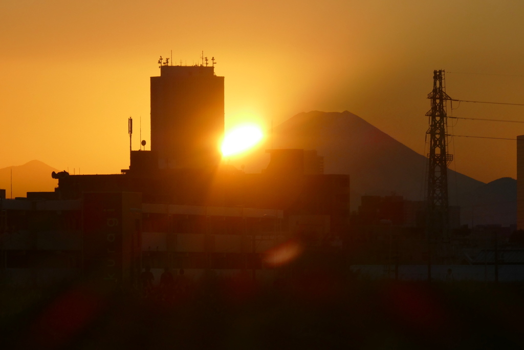 サンシャインビルと富士の間の夕日