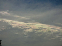 隅田川の上の細長雲の彩雲