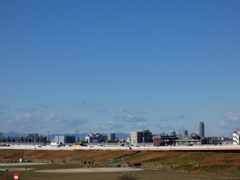 千住新橋の上から見える左から武甲山右のタワーの浅間山の景色