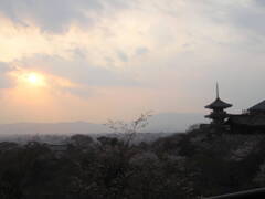 清水寺の五重塔と京都府内の山々の春の夕日