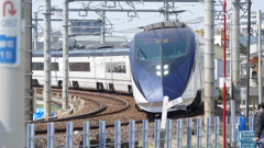 カーブして千住大橋駅に