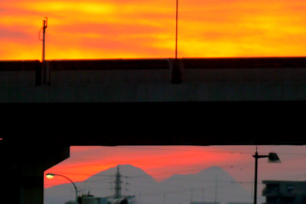 高速道路下の東御荷鉾山東西峰の真っ赤な夕焼け