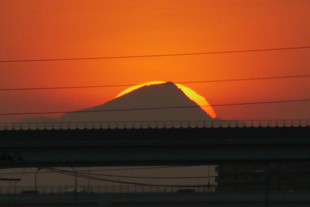 少し山頂から右にズレる武甲山の夕日