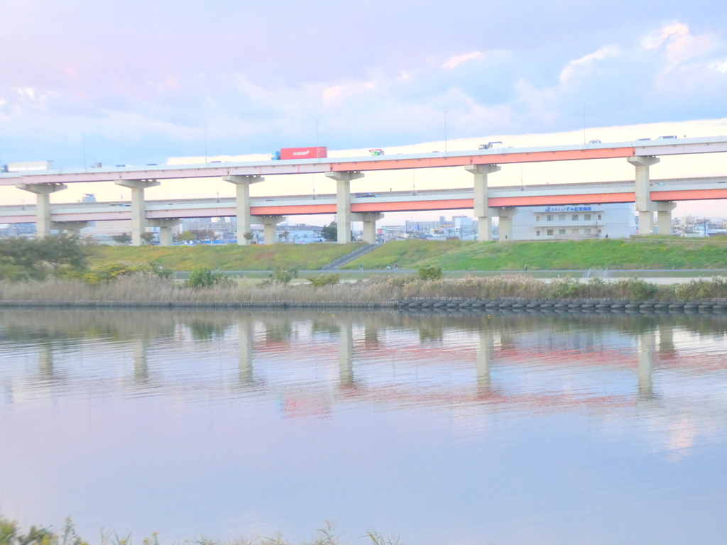 荒川の高速高架の風景