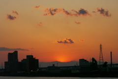 アフターサンセットの山の夕焼けと上の夕雲