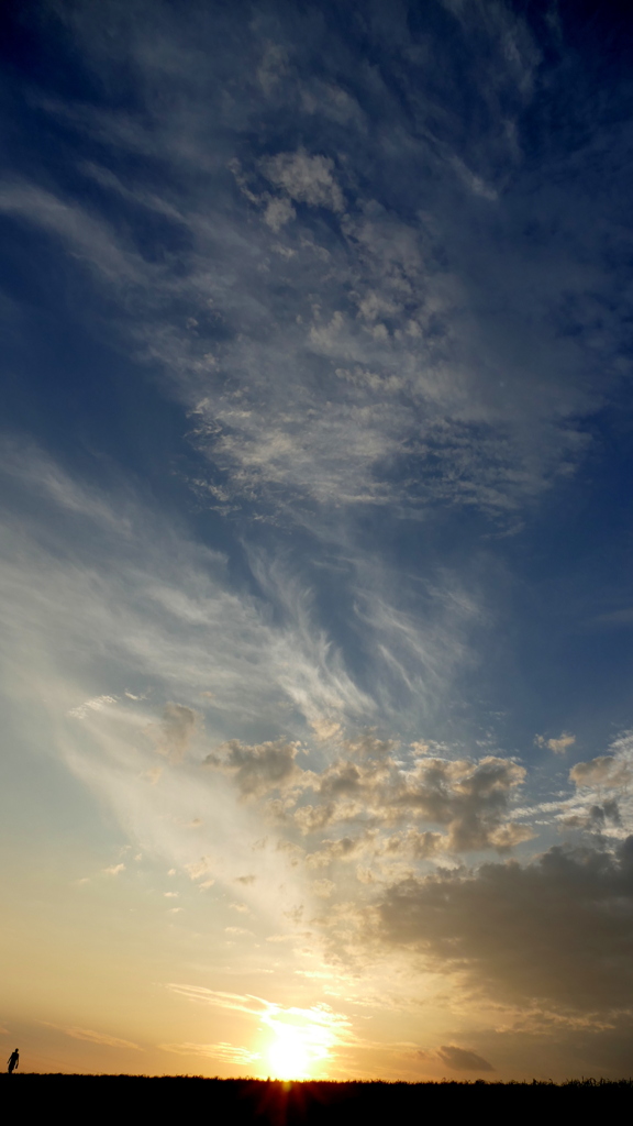 荒川土手の上の夕雲
