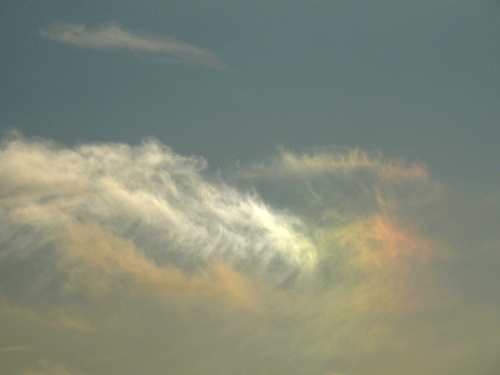 夕方の遠くの彩雲