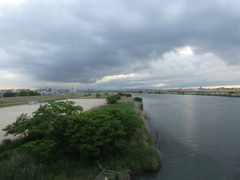 千住新橋の上から西新井橋上空の大きな雲