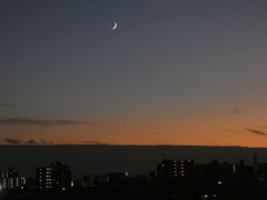 黒雲のカーテン上の三日月