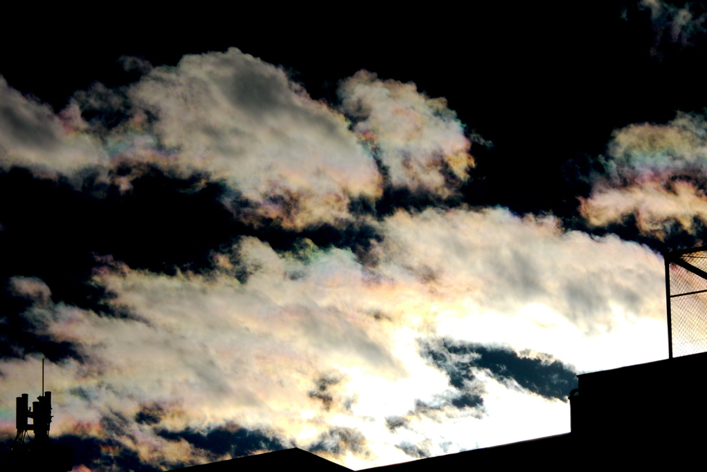 団地の屋上の彩雲