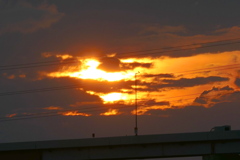 高速道路の雲間の夕日