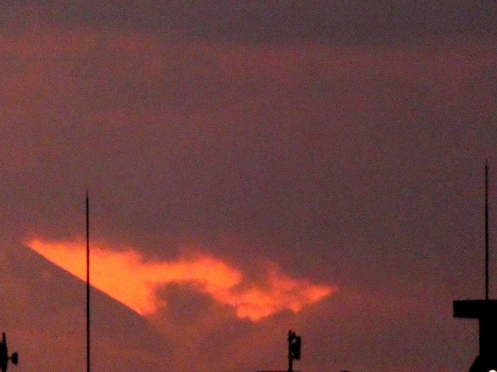 西新井橋から富士山と大室山の間の黍殻山の雲