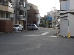 尾竹橋通町屋の石の橋の跡の川の痕跡と思われるカーブした路地が江川堀跡