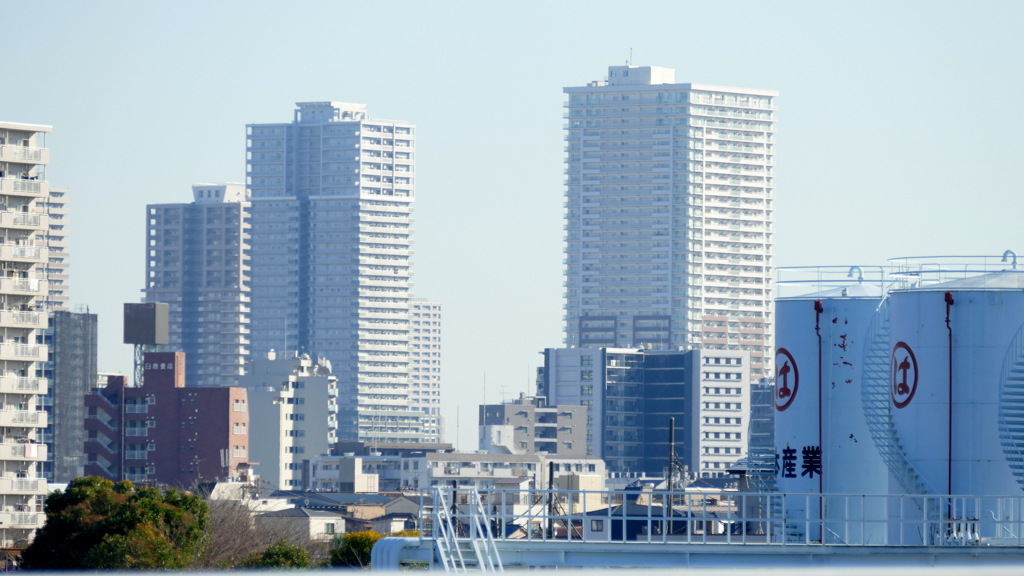 隅田川尾竹橋の上かから少し下流の南千住のタワーマンション群