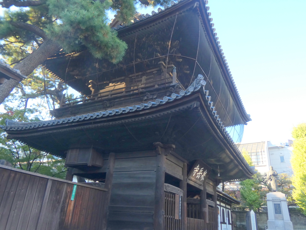 泉岳寺の別門から