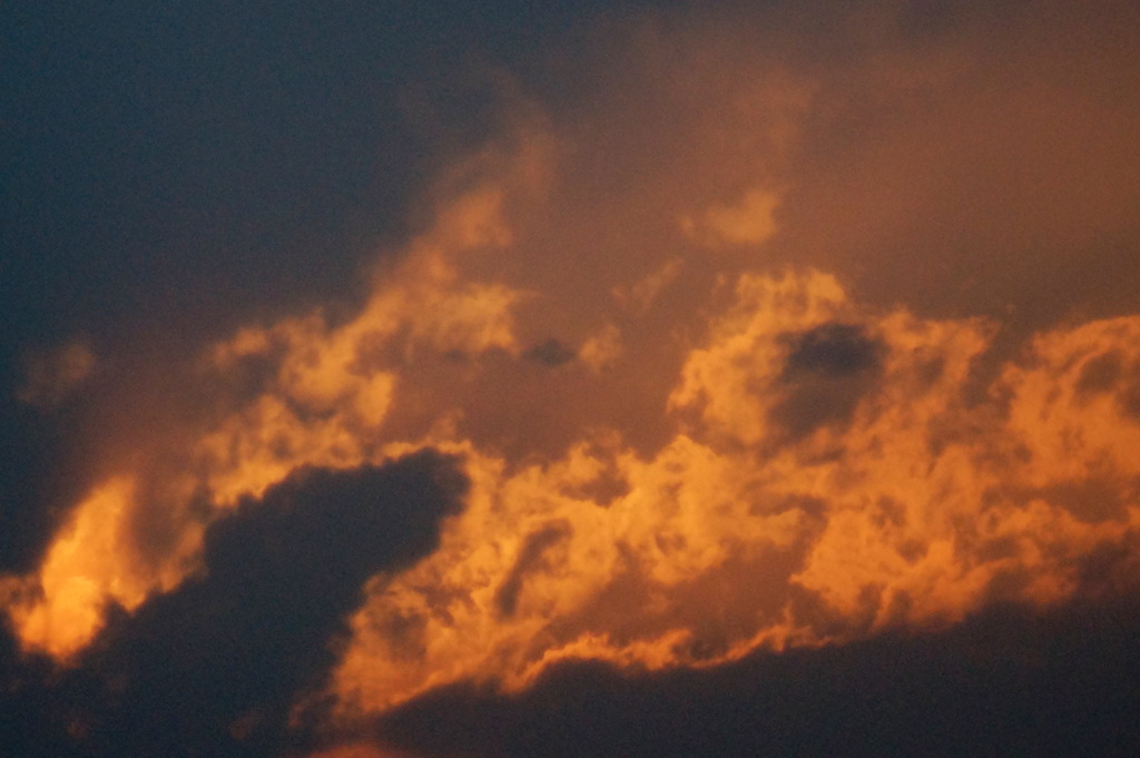 黒雲の中のわずかの夕焼け