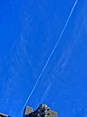 三ノ輪上空の飛行機雲のコラージュ