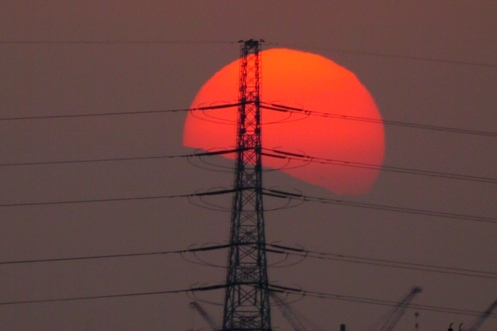 鉄塔の大平山の右裾の夕日
