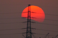 鉄塔の大平山の右裾の夕日