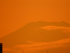 千住新橋から夕やけの富士山