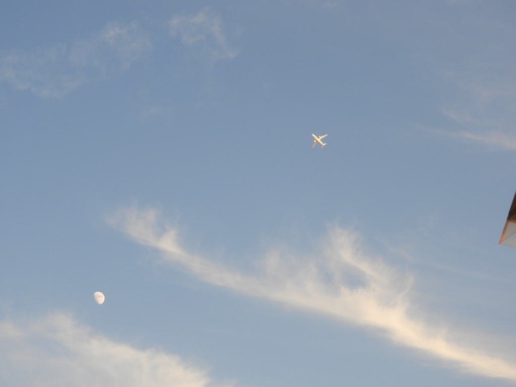 空の自然と人工物の風景