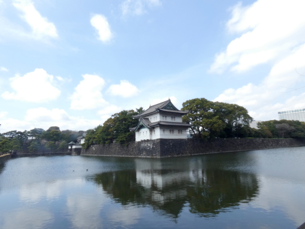 皇居の内堀の大手門近くの櫓かきれいです