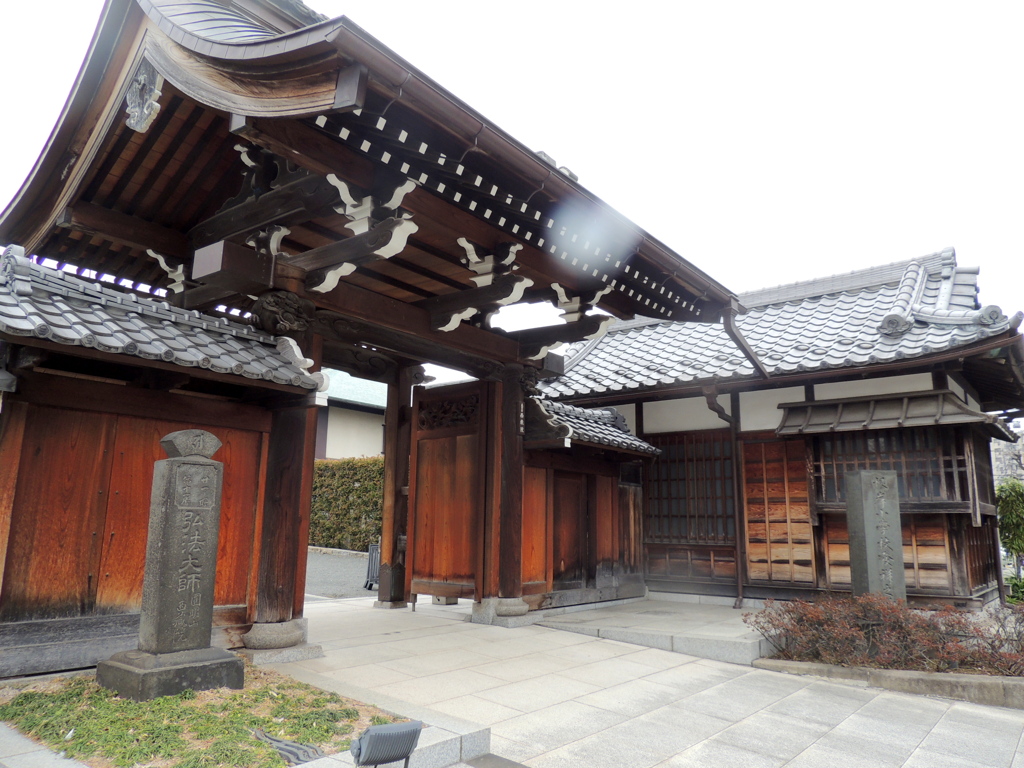 旧下谷病院の隣台東区根岸小学校の発祥の地のお寺