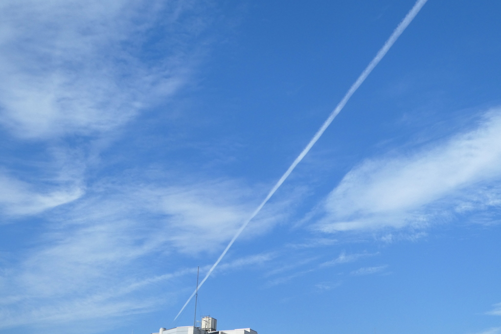 巻雲と飛行機雲