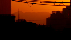 荒川土手から日没後隅田川方向の見えた丹沢不動の滝と竜ヶ馬場この右が鬼ヶ岩頭