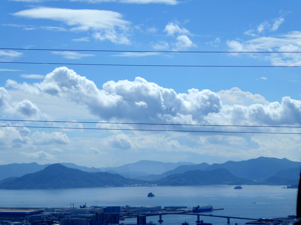 バスの車窓から広島湾の瀬戸内の島々の風景