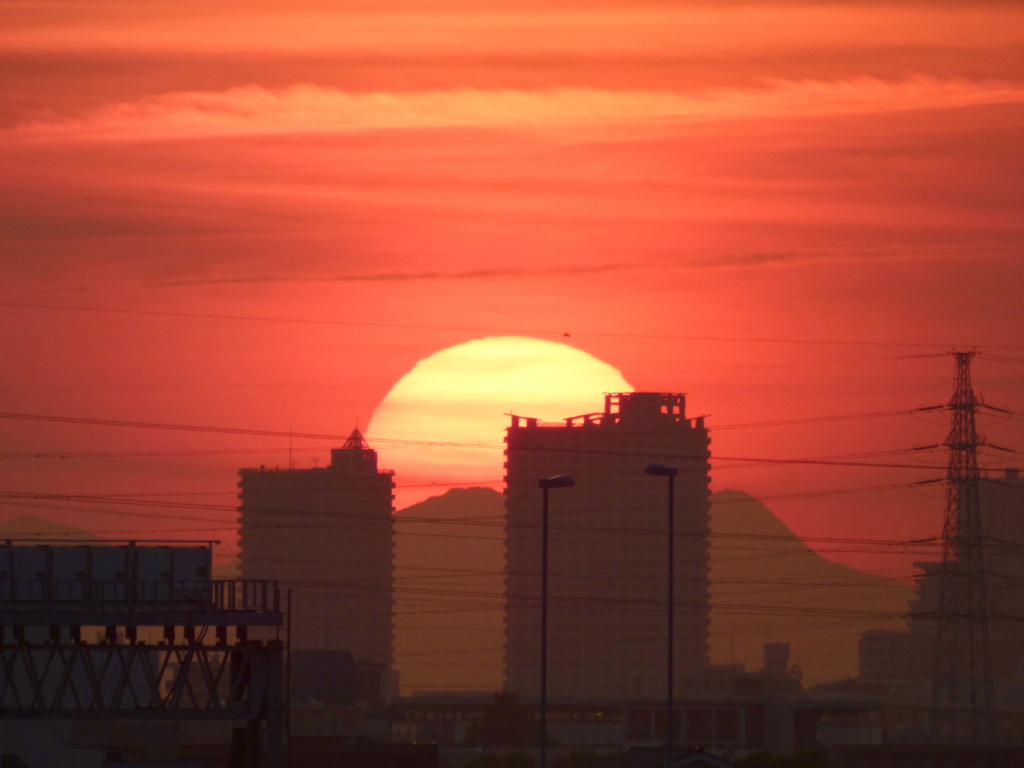 千住新橋からの東御荷鉾山の夕日
