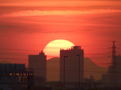 千住新橋からの東御荷鉾山の夕日