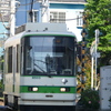 荒川7丁目から町屋に向かうグリーンストライプの都電荒川線