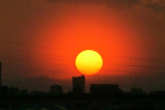 大蔵高丸とベールを被った夕日の接触