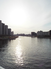 汐入大橋から隅田川のラメる夕日のサンロ―ド