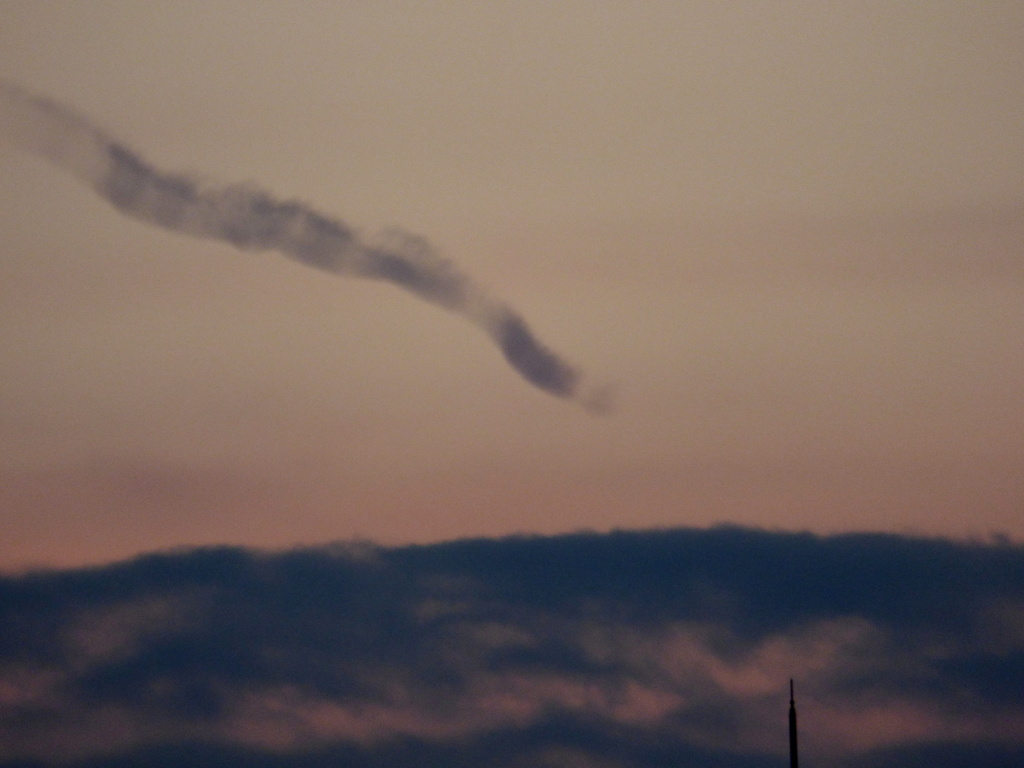 日没の遠くの飛行機雲２