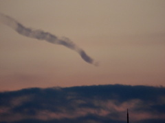 日没の遠くの飛行機雲２
