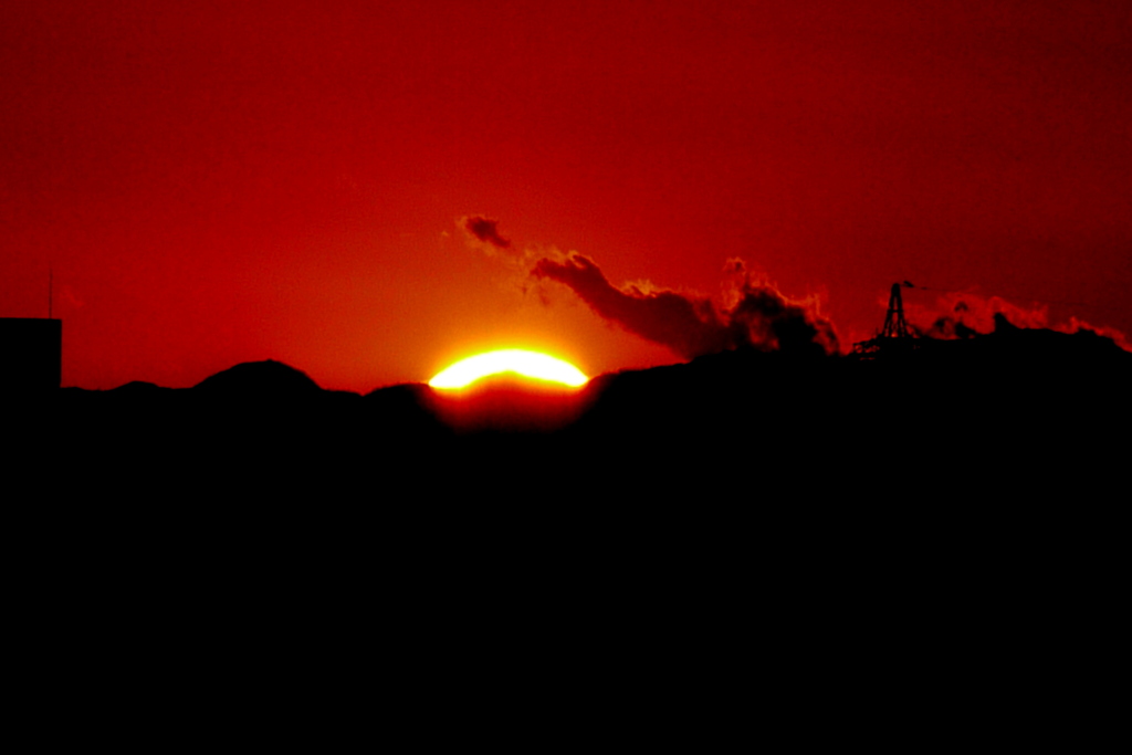 '22.12.26.塔ノ岳の右の小山山頂のダイヤモンド夕日