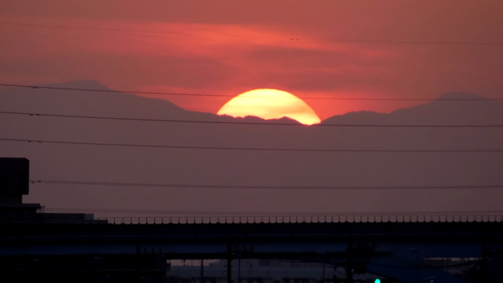 '22.04.10.18:05.三宝山左に落日、左の山が雲取山