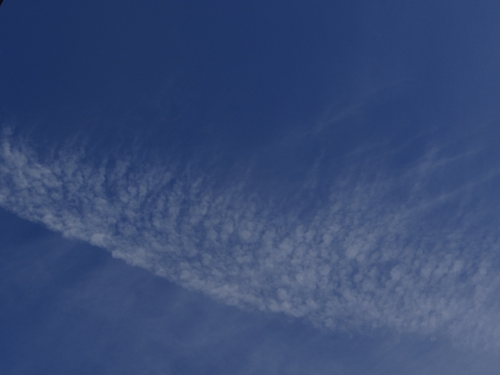 網のような流れる雲