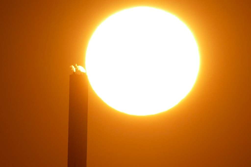 巨大煙突と夕日