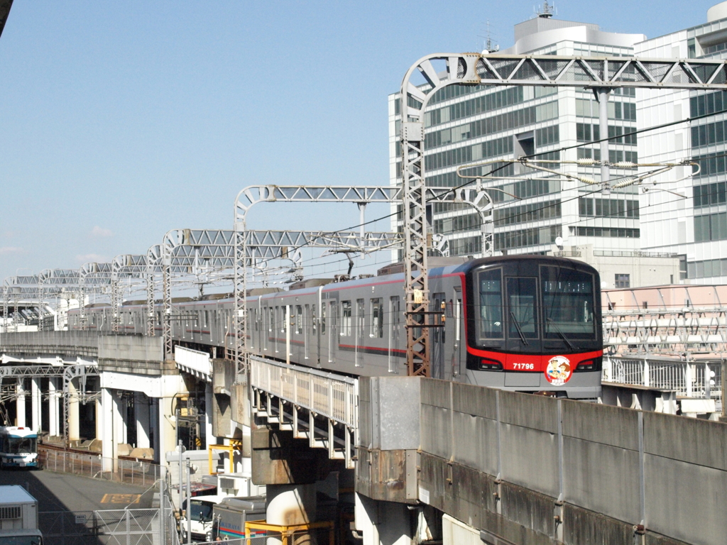 千住大踏切の東京メトロ北千住駅から
